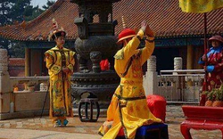 Hoàng đế Khang Hi quỳ gối trước ai để đổi lấy 200 năm thịnh vượng cho nhà Thanh?