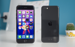 iPhone SE 2022 vừa ra mắt, cộng đồng mạng đã hết lời chê bai