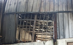 Xưởng chứa nệm, mút xốp bị thiêu rụi, 2 căn nhà bên cạnh cũng bị "vạ lây"