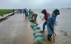 TT-Huế: Bộ đội dầm mưa cứu lúa, hồ thủy điện dung tích 820 triệu m3 xả nước