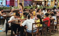 TP.HCM: Nhà hàng, quán ăn đông nghịt dịp lễ Giỗ Tổ Hùng Vương, đặt được bàn không dễ