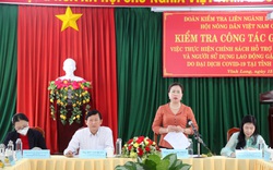 Phó Chủ tịch Hội NDVN Bùi Thị Thơm và đoàn công tác giám sát chính sách hỗ trợ do dịch Covid-19 tại Vĩnh Long