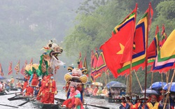 Hàng nghìn du khách vượt gần 5 km đường thủy dự lễ hội Thánh Quý Minh Đại Vương