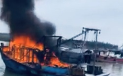 Thanh Hóa: Cận cảnh tàu cá đang neo đậu trong âu thuyền Sầm Sơn bỗng dưng cháy ngùn ngụt