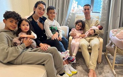 Ronaldo lần đầu đăng ảnh gia đình sau cú sốc mất con