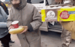 Lính Nga phát bánh cho người dân Mariupol trong Lễ Phục sinh