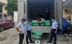 Lạng Sơn: Tiêu hủy hơn 2 tấn chân gà rút xương bốc mùi hôi thối
