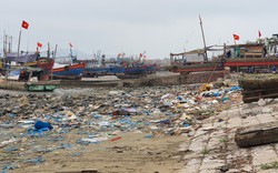 Thanh Hóa: Bình thường đã bị chê lắm rác, nhưng sao đột nhiên bãi biển Ngư Lộc lại ngập rác nhiều hơn?