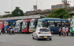 Hà Nội: Hành khách đổ về bến xe tăng đột biến chiều 29/4, giá vé không tăng