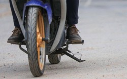 Đi xe máy quên gạt chân chống có bị phạt?