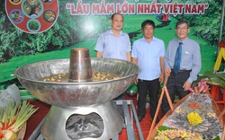 Cà Mau: Nồi lẩu mắm U Minh to nhất Việt Nam nhiều rau, cua, cá... cỡ nào mà phục vụ đến cả 300 du khách?
