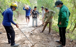 Nông dân An Giang hiến đất, chung sức làm đường to để xe chở nông sản chạy “bon bon” từ đồng sâu ra tỉnh lộ