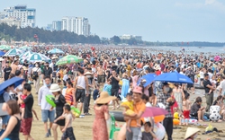 Các bãi biển ở Thanh Hóa ken đặc người trong ngày đầu nghỉ lễ 30/4