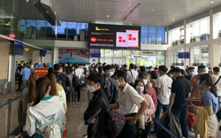 Tân Sơn Nhất đón hơn 90.000 lượt khách trong ngày 30/4, nhiều hành khách đến trước giờ bay hơn 2 tiếng