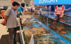 Người Sài Gòn săn hải sản ăn lễ, có loại ngày thường giá 400.000 đồng/kg, nay gần cả triệu