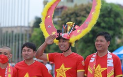 Chùm ảnh: Sôi động CĐV Việt Nam trước giờ bóng lăn tại SVĐ Việt Trì