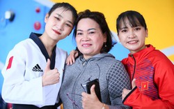 Vượt hơn 1.500km ra Hà Nội, người mẹ bật khóc thấy 2 con gái giành HCV SEA Games 31