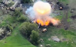 Ukraine tung video bắn loạt tên lửa phá hủy kho đạn dược khổng lồ và xe tăng Nga cùng lúc
