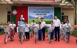 Học sinh dân tộc nghèo Nghệ An phấn khởi vì được trao tặng 100 chiếc xe đạp