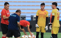 HLV Park "uốn nắn" thủ môn U23 Việt Nam trong buổi tập đầu tại Phú Thọ