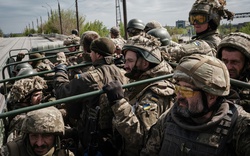 Chiến sự Nga-Ukraine: Binh sĩ Ukraine kiệt sức trở về từ mặt trận ác liệt Donbass