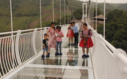 Du khách mọi miền đổ về cầu kính dài nhất thế giới tại Sơn La trong những ngày nghỉ lễ