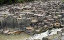 Ở Gia Lai có núi lửa triệu năm, bất ngờ hơn là có hòn đá có hình thù lạ mắt hút người xem