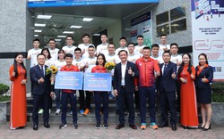 Sacombank thưởng nóng cho hai vận động viên marathon xuất sắc 