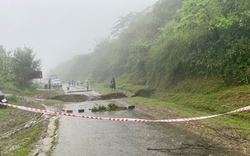 Lào Cai: Xuất hiện "hố tử thần" trên tỉnh lộ do mưa kéo dài