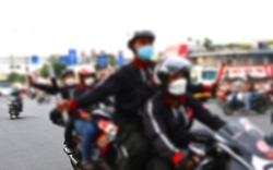 Dùng mô tô “dọn đường” cho xe cấp cứu: Phạm luật, tiềm ẩn gây tai nạn giao thông