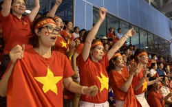 "Làn sóng đỏ" cực sôi động của hàng nghìn cổ động viên tại Nhà thi đấu Đại Yên - Quảng Ninh