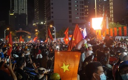 Khánh Hòa: Hàng ngàn người dân tại TP. Nha Trang kéo nhau ra đường ăn mừng Việt Nam chiến thắng