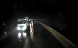 Clip NÓNG 24h: Bị đèn pha xe đi ngược chiều gây "mù tạm thời", tài xế ô tô vô tình gây tai nạn