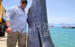 Choáng với cần thủ câu được cá khổng lồ dài 3,6m, nặng tới 621kg ở Châu Phi