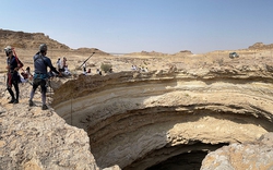 Hé lộ “kho báu” kỳ lạ dưới “Giếng địa ngục” trên sa mạc Yemen