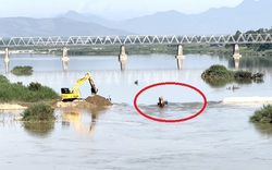 Quảng Ngãi:
Hi hữu xe đào tiền tỷ chìm nghỉm dưới sông Trà Khúc vì  lũ trái mùa
