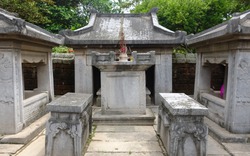 Lăng mộ cổ bằng đá xanh gần 300 năm tuổi ở Hà Nội