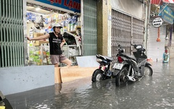 Cuộc sống người Hà Nội đảo lộn sau trận mưa dông cực lớn, xe chết máy la liệt trên đường