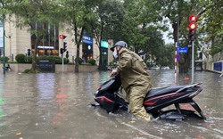 Đường phố Hà Nội ngập nặng sau cơn mưa, xe cộ "bơi" trong nước