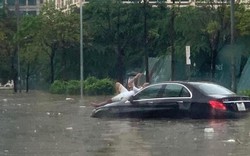 Hàng loạt xe ô tô bị ngập nước sau mưa lớn ở Hà Nội, quy định bồi thường thế nào?