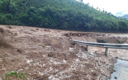 Lai Châu: Bùn đất tràn xuống đường gây ách tắc giao thông