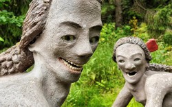 Công viên rùng rợn với hàng trăm bức tượng lắp răng người thật