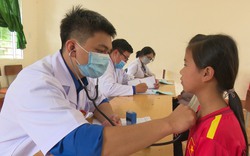 Hội thầy thuốc trẻ tỉnh Đắk Nông khám bệnh, cấp phát thuốc, tặng quà cho nhiều học sinh khó khăn