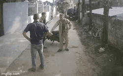 Clip NÓNG 24h: Người đàn ông ngang ngược đem xe chắn ngang đường khiến tài xế bất lực