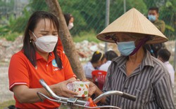 Gom ve chai bán kiếm tiền, mở suất ăn 0 đồng cho dân nghèo tại Đà Nẵng