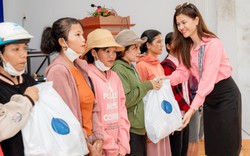 Hoa hậu Phan Thị Mơ và dàn người đẹp trao quà hỗ trợ người dân khó khăn ở Khánh Hòa