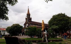 Nhà thờ gỗ Kon Tum cổ kính