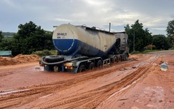 Bình Thuận: Mưa lớn, cát đỏ tràn xuống đường khiến nhiều xe đang chạy bị dừng đột ngột