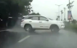Video: "Thánh lật" Toyota Fortuner gặp hoạ khi đi trời mưa