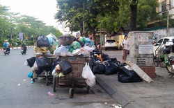 Thời tiết nắng nóng, rác thải ùn ứ chất đống ở nội đô Hà Nội
